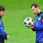 Lionel Messi dan Javier Mascherano (GIUSEPPE CACACE / AFP)
