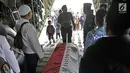 Keluarga dan kerabat saat ikut mengantarkan Jenderal TNI (Purn) George Toisutta menuju Makassar  di dalam pesawat Hercules di Lanud Halim Perdanakusuma, Jakarta, Rabu (12/6/2019). (merdeka.com/Iqbal S. Nugroho)
