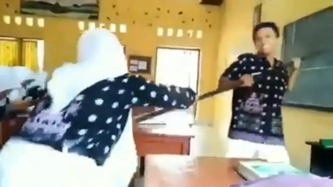 Bocah Jahil Ini Ganggu Teman Sekelasnya, Endingnya Tak Terduga