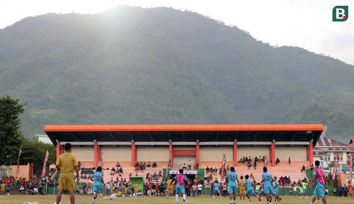 Skuad Malut United berlatih setelah melakukan coaching clinic di Stadion Marimoi, Tidore, Selasa (15/8/2023) sore WIB. (Bola.com/Okie Prabhowo)