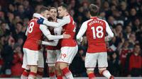 Pemain Arsenal merayakan golnya saat melawan Everton dalam pertandingan Liga Inggris di Stadion Emirates, London (3/2). Dalam pertandingan ini Aaron Ramsey berhasil hattrick dan Aubameyang mencetak gol debut. (AP Photo / Alastair Grant)