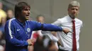 Gaya pelatih Chelsea, Antonio Conte (kiri) berteriak memberikan instruksi kepada anak asuhnya saat melawan Arsenal pada laga Community Shield 2017 di Wembley Stadium, London, (6/8/2017). (AFP/Frank Augstein)