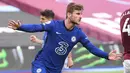 Selebrasi striker Chelsea, Timo Werner setelah menjebol gawang West Ham United pada laga Liga Inggris 2020/2021 di London Stadium, London (24/4/2021). Didatangkan Chelsea dari RB Leipzig pada 2020/2021, Timo Werner hanya bertahan selama dua musim di Stamford Bridge. Tampil tak setajam saat di Bundesliga, ia memilih kembali membela RB Leipzig pada awal musim 2022/2023. (AFP/Pool/Andy Rain)