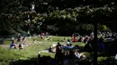 Orang-orang berjemur di halaman taman Square du Temple beberapa hari setelah dibuka kembali setelah penutupan nasional untuk menghentikan penyebaran pandemi COVID-19, di Paris, Senin (1/6/2020). (AP Photo/Thibault Camus)