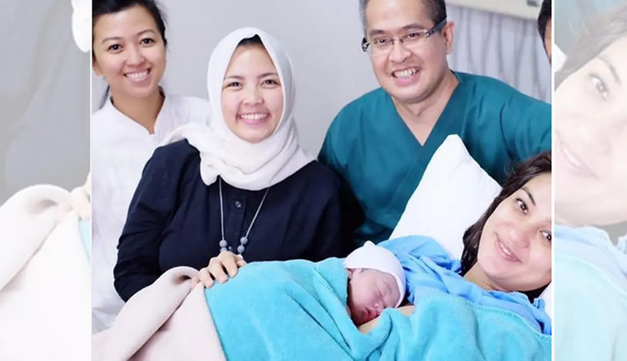 Selain Atiqah Hasiholan dan Rio Dewanto, perasaan senang juga diungkapkan oleh neneknya, Ratna Sarumpaet. Anak pertama Rio dan Atiqah ini merupakan cucu pertama perempuannya. Lantaran sebelumnya memiliki 5 cucu semuanya laki-laki. (Instagram/riodewanto)