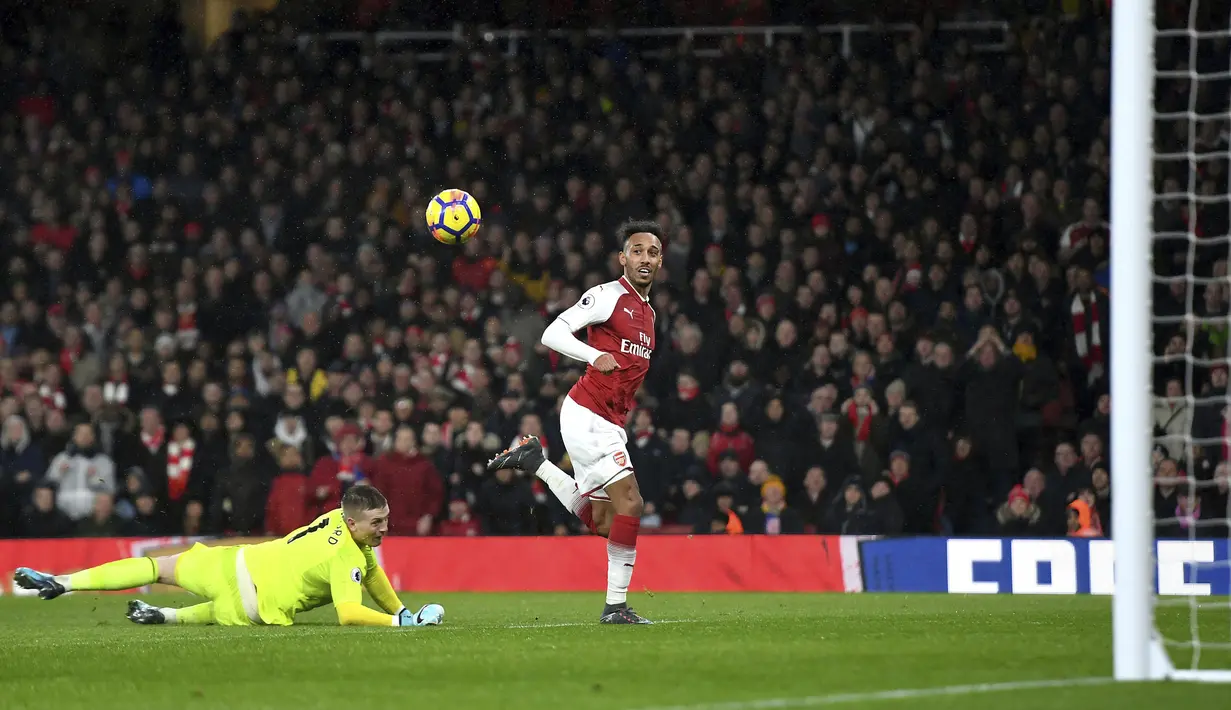 Aksi pemain Arsenals, Pierre-Emerick Aubameyang mengecoh kiper Everton saat mencetak gol pada laga Premier League di Emirates Stadium, London, (3/2/2018). Arsenal menang 5-1. (Victoria Jones/PA via AP)