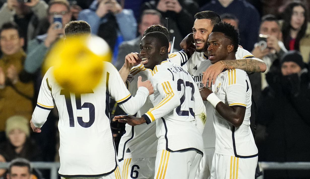 <p>Pemain Real Madrid, Joselu (kedua kanan) melakukan selebrasi bersama rekannya setelah mencetak gol ke gawang Getafe pada laga lanjutan Liga Spanyol 2023/2024 di Coliseum Alfonso Perez stadium, Getafe, Spanyol, Jumat (02/02/2024) WIB. (AP Photo/Manu Fernandez)</p>