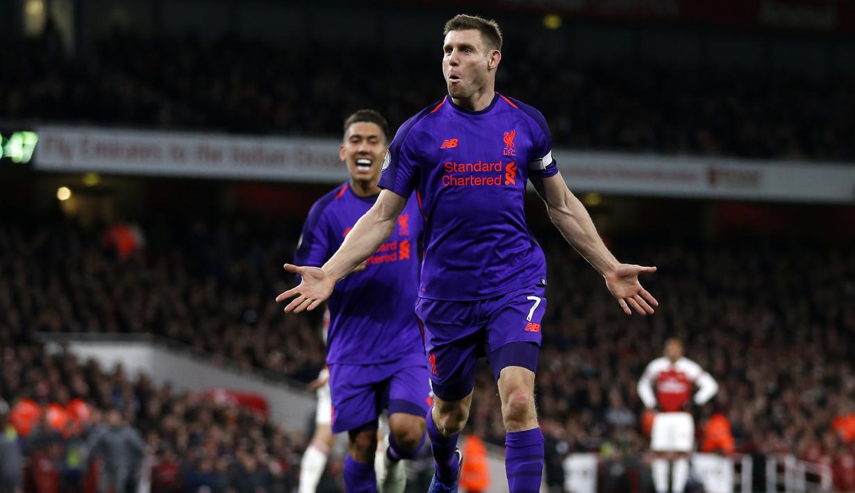 Gelandang Liverpool, James Milner, merayakan gol yang dicetaknya ke gawang Arsenal pada laga Premier League di Stadion Emirates, London, Minggu (3/11). Kedua klub bermain imbang 1-1. (AFP/Ian Kington)