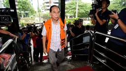 Mantan Walikota Cimahi M Itoc Tochija memasuki geung KPK untuk menjalani pemeriksaan lanjutan, Jakarta, Senin (30/1). Itoc Tochijah diduga menerima suap dari pengusaha TDB dan HSG pada 1 Desember 2016 lalu. (Liputan6.com/Helmi Fithriansyah)