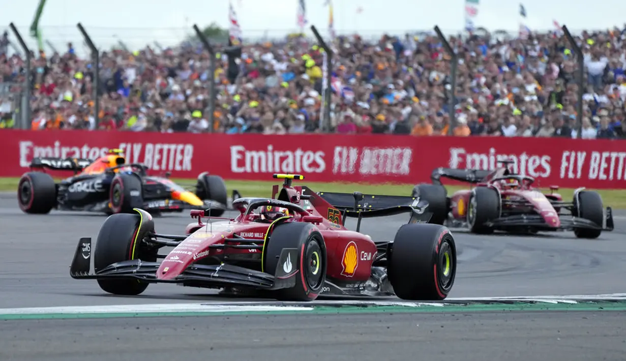 Pembalap Ferrari Carlos Sainz mengemudikan mobilnya saat balapan F1 GP Inggris 2022 di Sirkuit Silverstone, Silverstone, Inggris, 3 Juli 2022. F1 GP Inggris 2022 dimenangkan oleh Carlos Sainz, selanjutnya diikuti Sergio Perez dan Lewis Hamilton. (AP Photo/Frank Augstein)