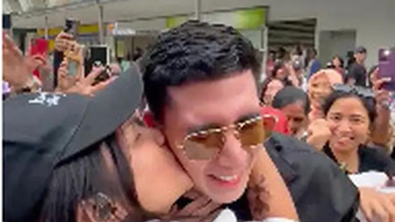 Verrel Bramasta Bikin Heboh Saat Makan Siang di Singapura Bareng Athalla Naufal, Dipeluk Dicium Para Wanita Sampai Sembunyi di Toilet