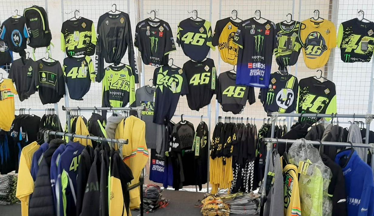 Keberadaan souvenir tersebut seolah-olah membuat para penggemar Rossi akan merasakan kehadiran dari Valentino Rossi meski Valentino Rossi tidak hadir saat ini di Sirkuit Mandalika. (Bola.com/Yus Mei Sawitri)