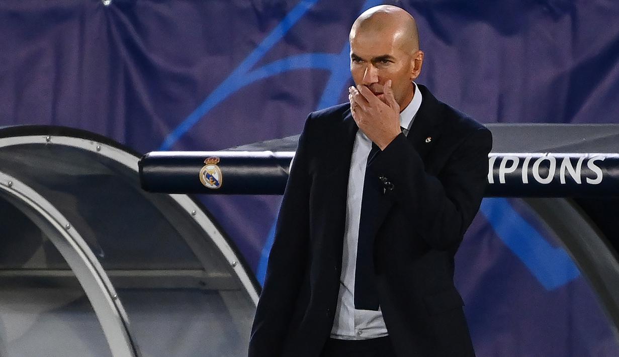 Pelatih Real Madrid, Zinedine Zidane, memperhatikan pemainnya saat menghadapi Shaktar Donetsk pada laga Liga Champions 2020/2021 di Estadio Alfredo Di Stefano, Rabu (21/10/2020) malam WIB. Real Madrid kalah 2-3 oleh Shaktar Donetsk. (AFP/Gabriel Bouys)