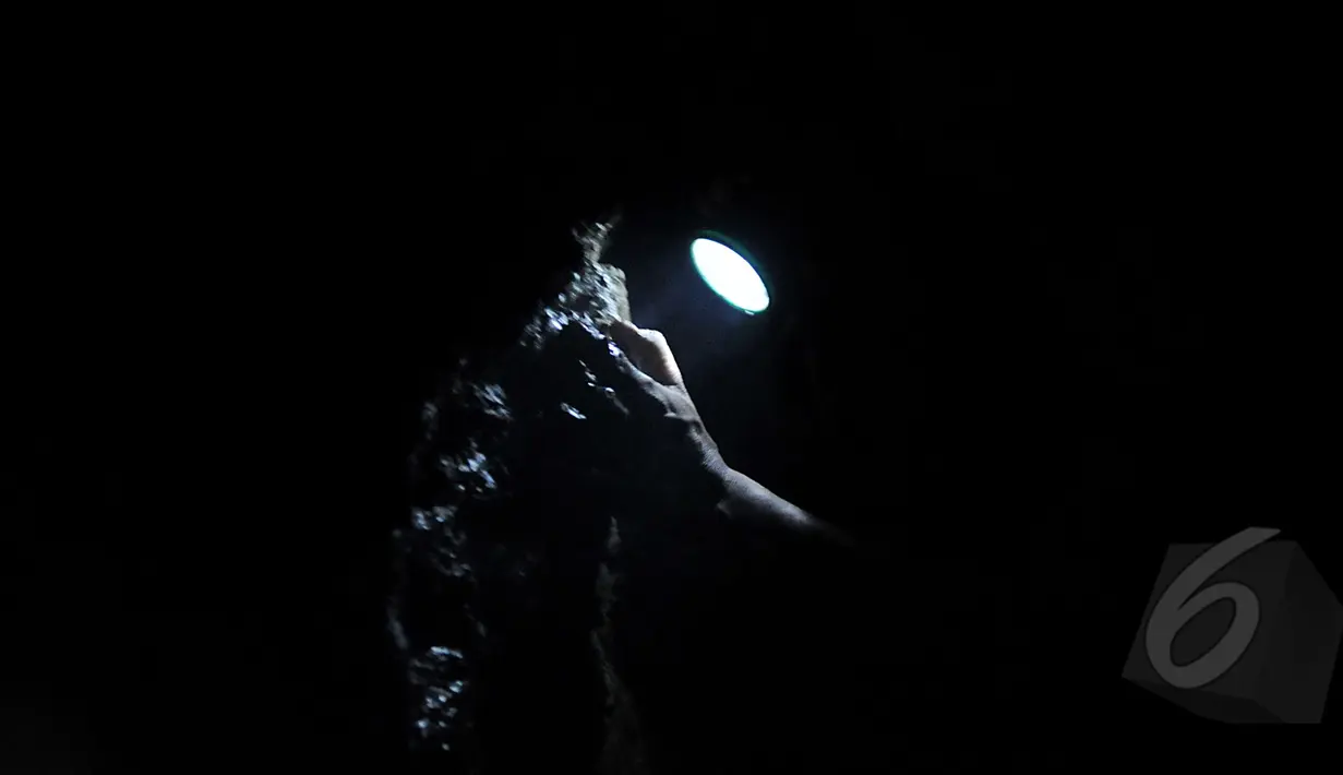 Hanya berbekal lampu yang berada pada helmnya, para penambang batu akik berjuang melawan gelap, Banten, Selasa (14/4/2015). (Liputan6.com/Johan Tallo) 