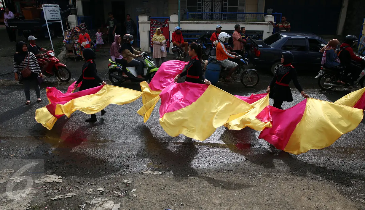 Peserta Pengibar Bendera mengikuti Kirab Kebangsaan 'Bersatu Kita Teguh', Subang, Jawa Barat, Sabtu (4/3). Kirab Kebangsaan ini bertujuan untuk menggelorakan semangat kebinekaan, persatuan dan Pancasila sebagai ideologi bangsa. (Liputan6.com/Johan Tallo)