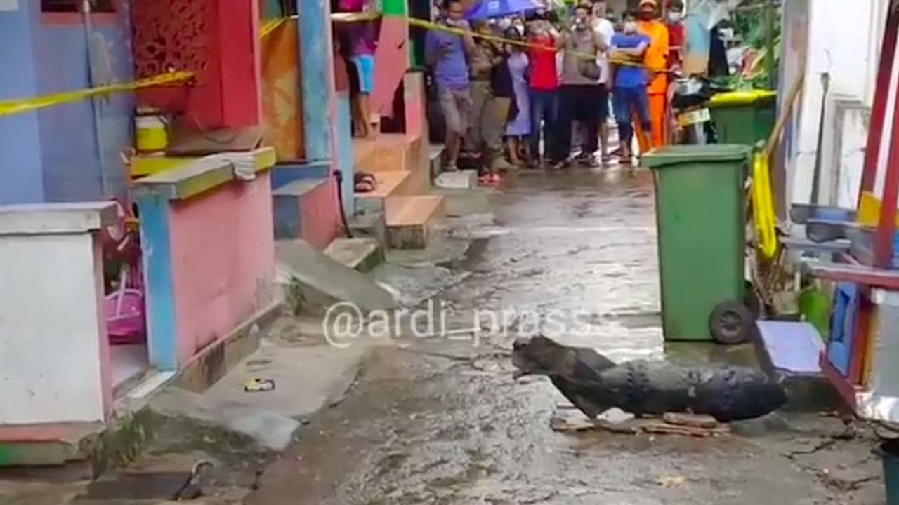 Penemuan mortir oleh warga di aliran Kali Cipinang, Jakarta Timur, Senin (1/3/2021). (Istimewa)