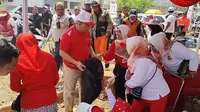 Wali Kota Depok Punguti Sampah Berserakan Usai Acara HUT ke-79 RI