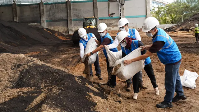 Proses pencampuran sampah biomassa dan batubara untuk menjadi Bahan Bakar Jumputan Padat (BBJP) yang dimanfaatkan untuk material co-firing PLTU Lontar. (Dok PLN Disjaya)