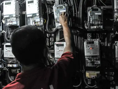 Warga saat mengisi token listrik di Rumah Susun Bendungan Hilir, Jakarta Pusat, Rabu (14/9/2022). Masyarakat sempat dihebohkan terkait kabar adanya penghapusan daya listrik pelanggan rumah tangga 450 volt ampere (VA). (merdeka.com/Iqbal Septian Nugroho)