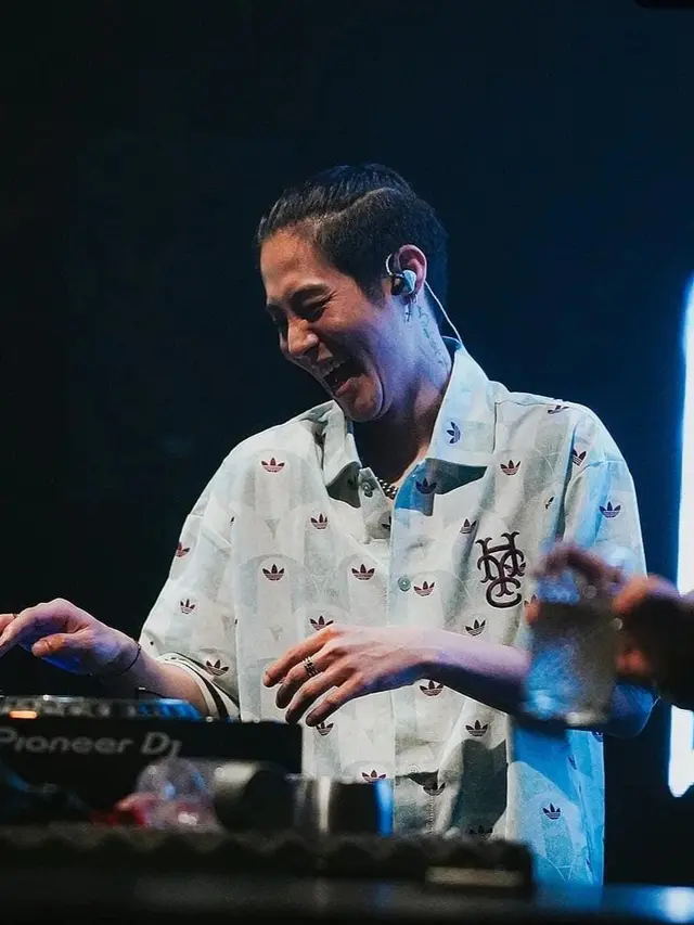 Gaya Fashion DJ Panda saat Manggung