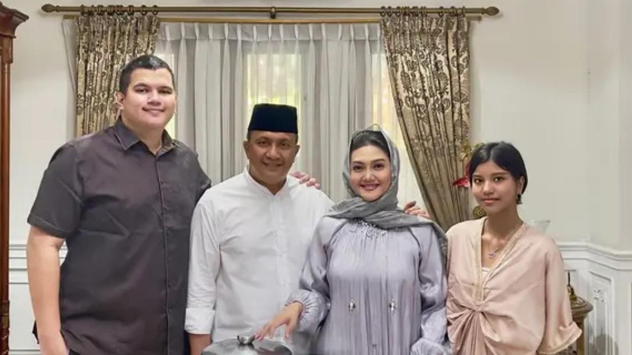 8 Potret Kedekatan Bella Saphira dengan Anak Sambung, Penuh Haru di Momen Pernikahan Sang Putra
