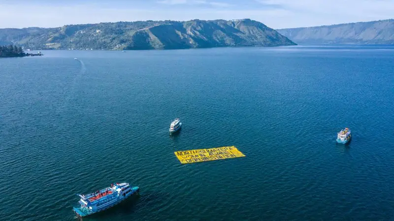 Spanduk di Danau Toba