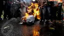 Sebagai bentuk kekecewaan, massa melakukan pembakaran spanduk di depan kantor KPU, Jakarta, Selasa (22/4/14). (Liputan6.com/Faizal Fanani) 