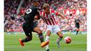 Pemain Stoke, Marc Muniesa berusaha melewati hadangan dari pemain Liverpool, Jordan Ibe pada laga Liga Premier Inggris di Britannia Stadium, Inggris, Minggu (9/8/2015). Stoke kalah 0-1 dari Liverpool. (Reuters/Darren Staples) 