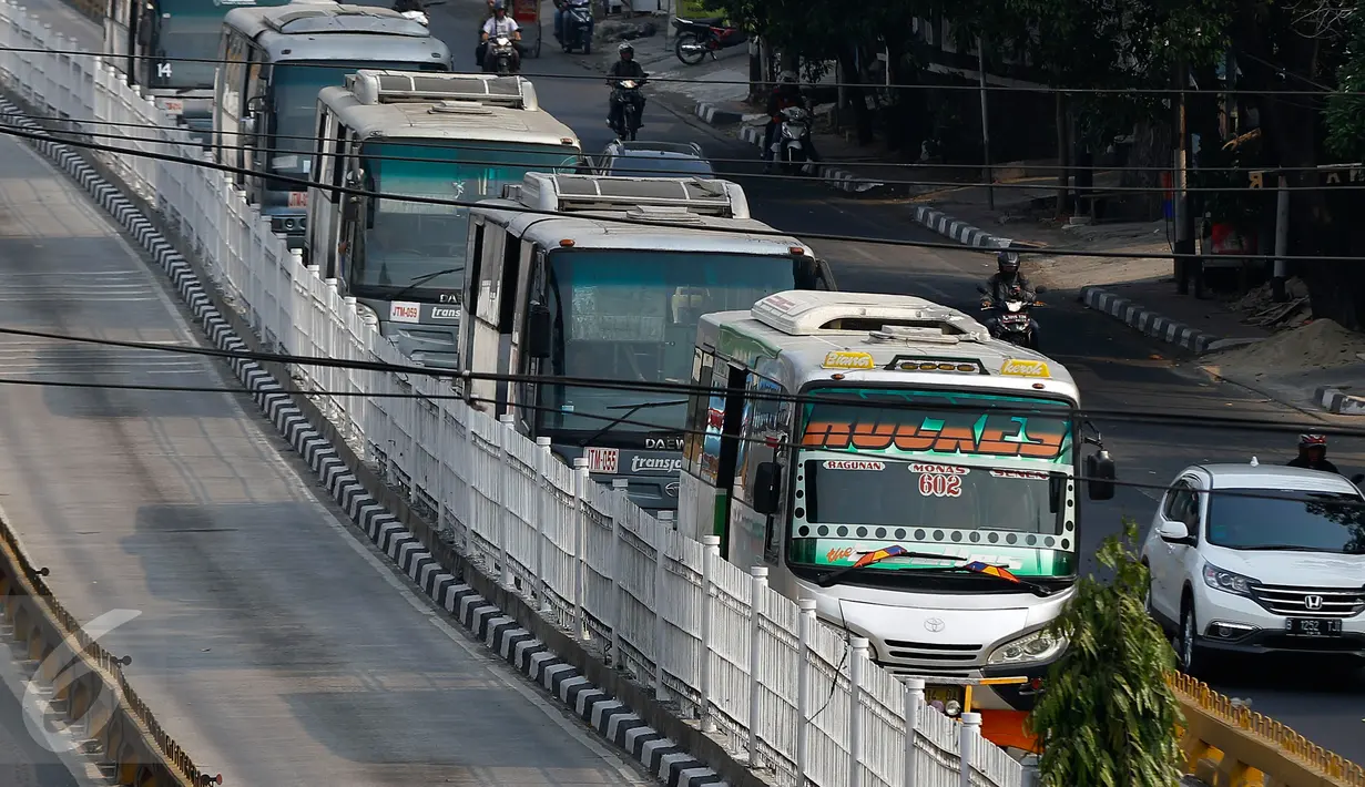 Kopaja 66 jurusan Ragunan-Senen berada di jalur busway di kawasan Gatot Subroto, Jakarta, Rabu (7/10). Pemprov DKI berencana secara bertahap akan menghapus angkutan umum bus berukuran sedang di Ibukota. (Liputan6.com/Yoppy Renato)