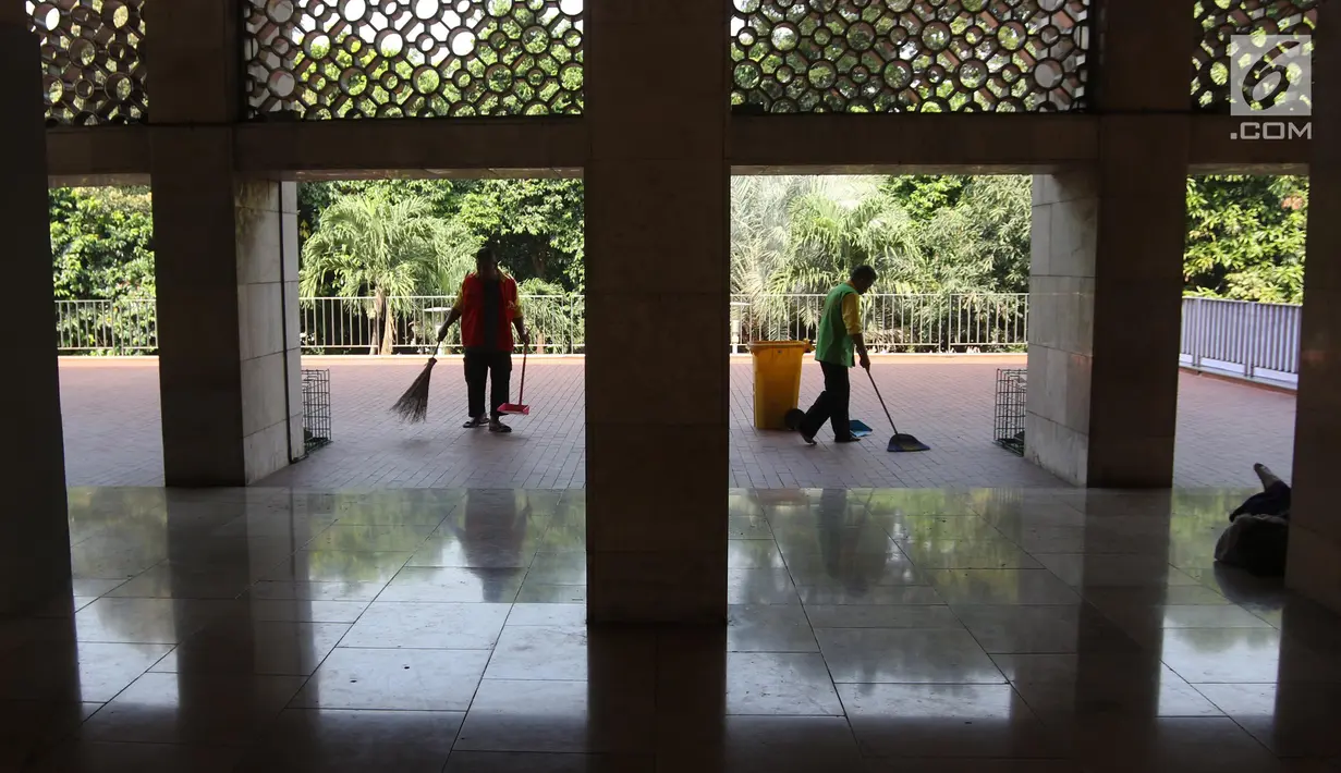 Petugas membersihkan area Masjid Istiqlal, Jakarta, Selasa (15/5). Kegiatan tersebut dalam rangka menyambut Bulan Suci Ramadan untuk memberikan rasa nyaman bagi jamaah saat menjalankan ibadah. (Liputan6.com/Arya Manggala)