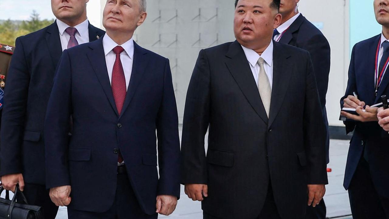 Di Kosmodrom Vostochny, mereka juga sempat memeriksa landasan peluncuran roket Soyuz. Kedua tampak berdiri bersebelahan dengan penjagaan ketat masing-masing ajudannya.