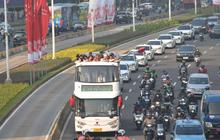 FOTO: Pawai Rombongan Atlet Olimpiade Paris 2024 Ramaikan Jalan Protokol Jakarta