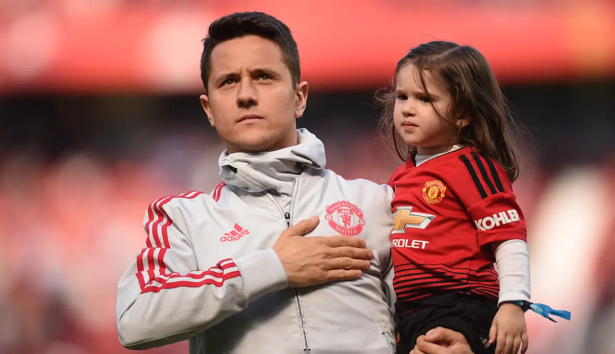 Ander Herrera. Pemain asal Spanyol ini mampu mencetak 20 gol dan 27 assist bagi Manchester United dari 189 laga sejak didatangkan pada 2014. Ia dilepas ke PSG pada awal musim 2019/2020 akibat tak mendapat perpanjangan kontrak. Ia sudah mengemas 3 gol dan 2 assist musim ini. (AFP/Oli Scarff)