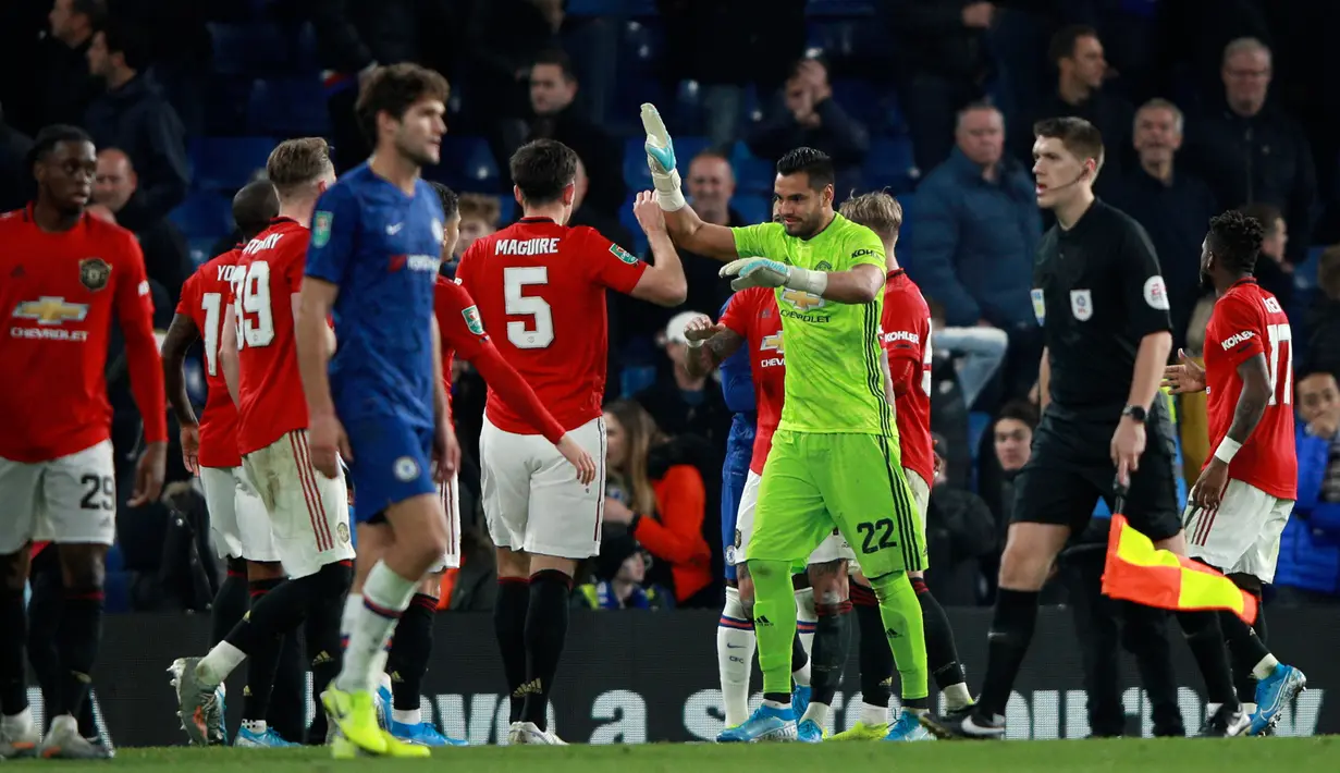 Kiper Manchester United, Sergio Romero berselebrasi dnegan rekannya, Harry Maguire pada akhir babak keempat Carabao Cup di Stamford Bridge, Rabu (30/10/2019). MU melaju ke perempat final Carabao Cup setelah membekuk Chelsea 2-1. (AP/Ian Walton)