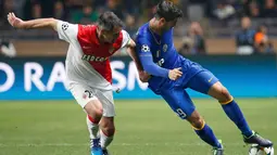 Penyerang Juventus, Alvaro Morata (kanan) mengontrol bola dari hadangan pemain AS Monaco Jeremy Toulalan di leg kedua 8 besar Liga Champions di Stade Louis II, Kamis (23/4/2015). AS Monaco bermain imbang 0-0 dengan Juventus. (Reuters/Eric Gaillard)