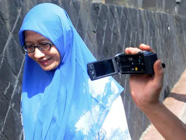 Istri Anas Urbaningrum mendatangi gedung Komisi Pemberantas Korupsi (KPK), Jakarta , Selasa, (1/7/14) (Liputan6.com/Faisal R Syam)