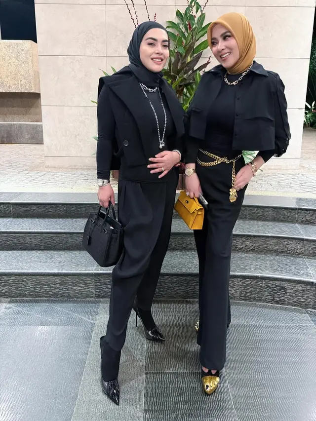 5 Potret gaya glamor Syahrini di konser Cakra Khan Singapura, rich look yang menawan