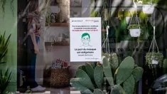 Pengumuman perintah wajib masker di jendela sebuah toko di Paris, Prancis, 20 Juli 2020. Instruksi pemerintah Prancis untuk mewajibkan pemakaian masker mulai berlaku pada Senin (20/7) di tengah munculnya tanda-tanda mengkhawatirkan dari percepatan penyebaran COVID-19. (Xinhua/Aurelien Morissard)