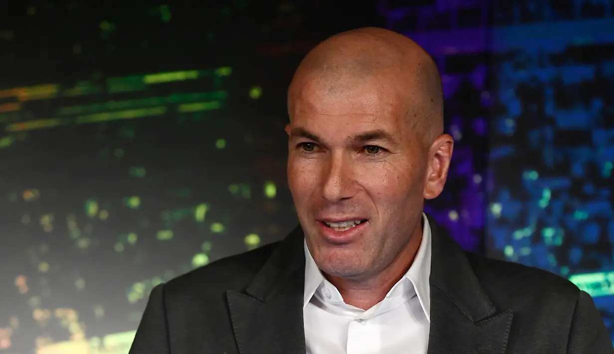 Zinedine Zidane memberi keterangan terkait penunjukannya sebagai pelatih Real Madrid saat konferensi pers di Madrid, Spanyol, Senin (11/3). Zidane kembali melatih Real Madrid menggantikan Santiago Solari. (Pierre-Philippe Marcou/AFP)