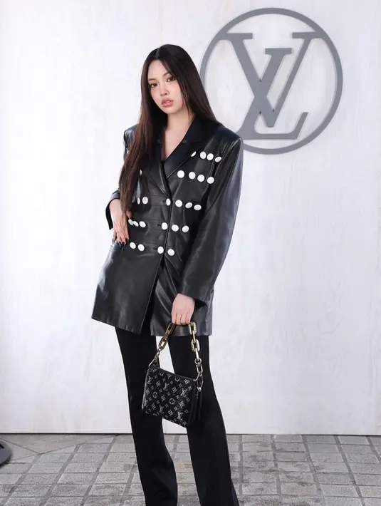 Hyejin NewJeans memilih tampilan serba hitam dengan gaya Parisian yang khas [@newjeans_official]