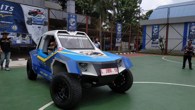 Mobil listrik spesifikasi Rally Dakar garapan Institut Sepuluh Nopember (ITS), Surabaya, dan Universitas Budi Luhur (UBL), yang disebut Blits siap menjelajah Indonesia.(Arief/Liputan6.com)
