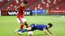 Pemain Indonesia Pratama Arhan Alif Rifai memperebutkan bola dengan pemain Thailand Supachok Sarachat pada pertandingan sepak bola leg kedua final Piala AFF 2020 di National Stadium, Singapura, Sabtu (1/1/2022). Pertandingan berakhir dengan skor 2-2. (AP Photo/Suhaimi Abdullah)