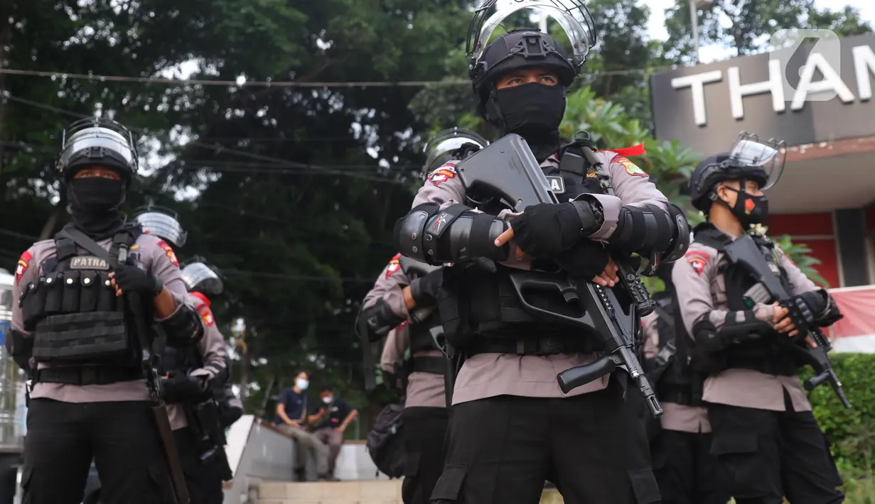 Aparat kepolisian bersenjata lengkap bersiaga di kawasan Bundaran Hotel Indonesia (HI),  Jakarta, Rabu (12/5/2021). Pengamanan ketat tersebut dilakukan untuk menjaga perayan Idul Fitri 1442 di jantung Ibu Kota. (Liputan6.com/Angga Yuniar)