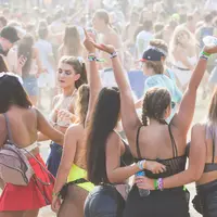 Tutorial hairdo untuk nonton konser (foto: Pexels/Wendy Wei)