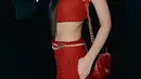 Hadiri Chanel Spring Summer 2022,  Jennie sukses tampil bersinar kenakan one set tweed crop top dan mini skirt serba warna merah. [@jennierubyjane]