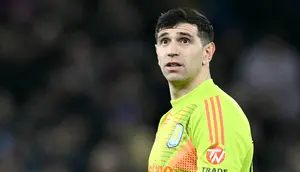 Emiliano Martínez menjadi satu-satunya pemain Aston Villa yang tak tergantikan pada fase grup UCL 2024/2025. Dengan performa yang konsisten, kipper Timnas Argentia itu selalu tampil penuh dalam delapan laga yang dijalani The Villans. Dari 8 laga, Martinez hanya kebobolan 6 gol. (AFP/Justin Tallis)
