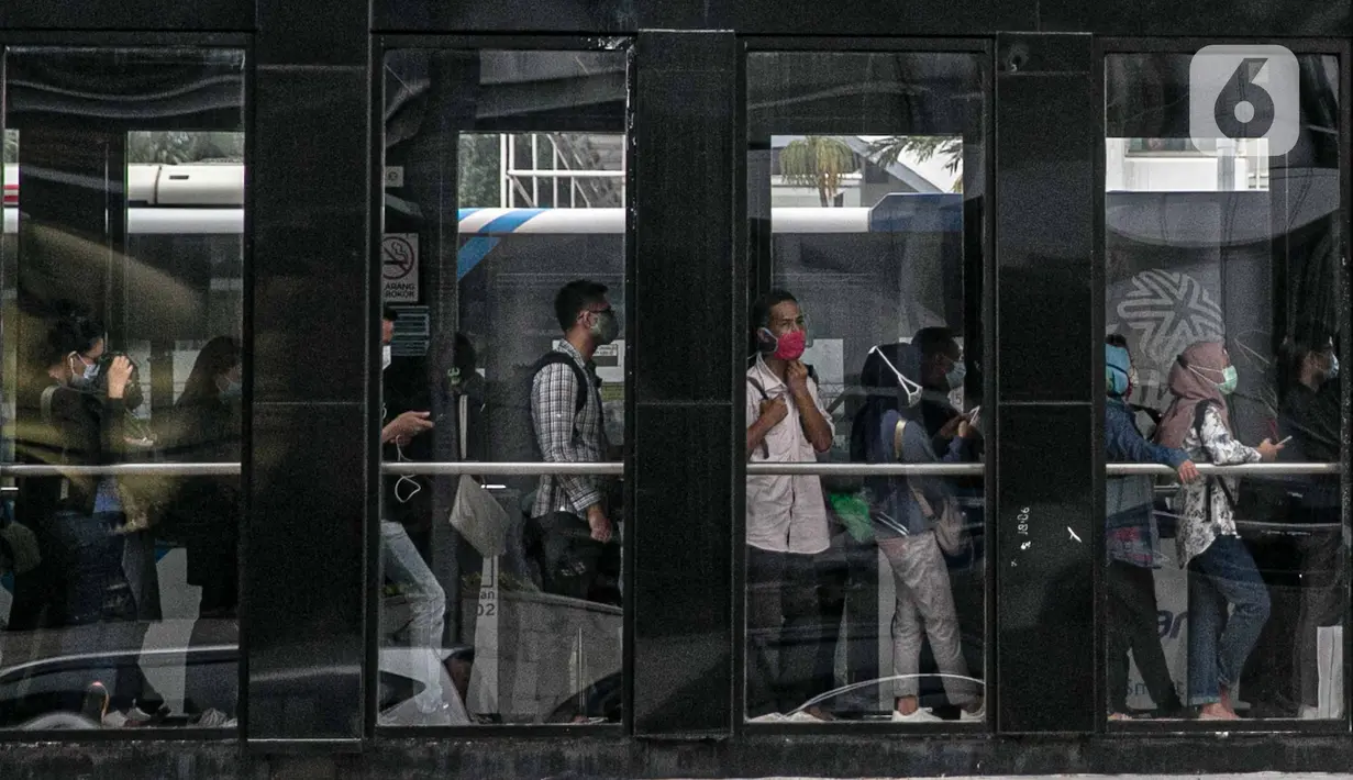 Penumpang antre untuk menaiki bus Transjakarta di halte Sudirman, Rabu (16/12/2020). Sebelumnya, Wakil Ketua Komite Penanganan Covid-19 Luhut Pandjaitan meminta Anies Baswedan untuk mengetatkan kebijakan WFH setelah DKI Jakarta terus mencatat kenaikan kasus Covid-19. (Liputan6.com/Faizal Fanani)