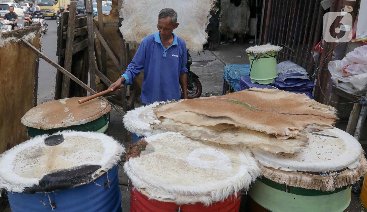 Perajin dan pedagang sedang mencoba bedug buatannya di kawasan Tanah Abang, Jakarta, Selasa (2/4/2024). (Liputan6.com/Herman Zakharia)