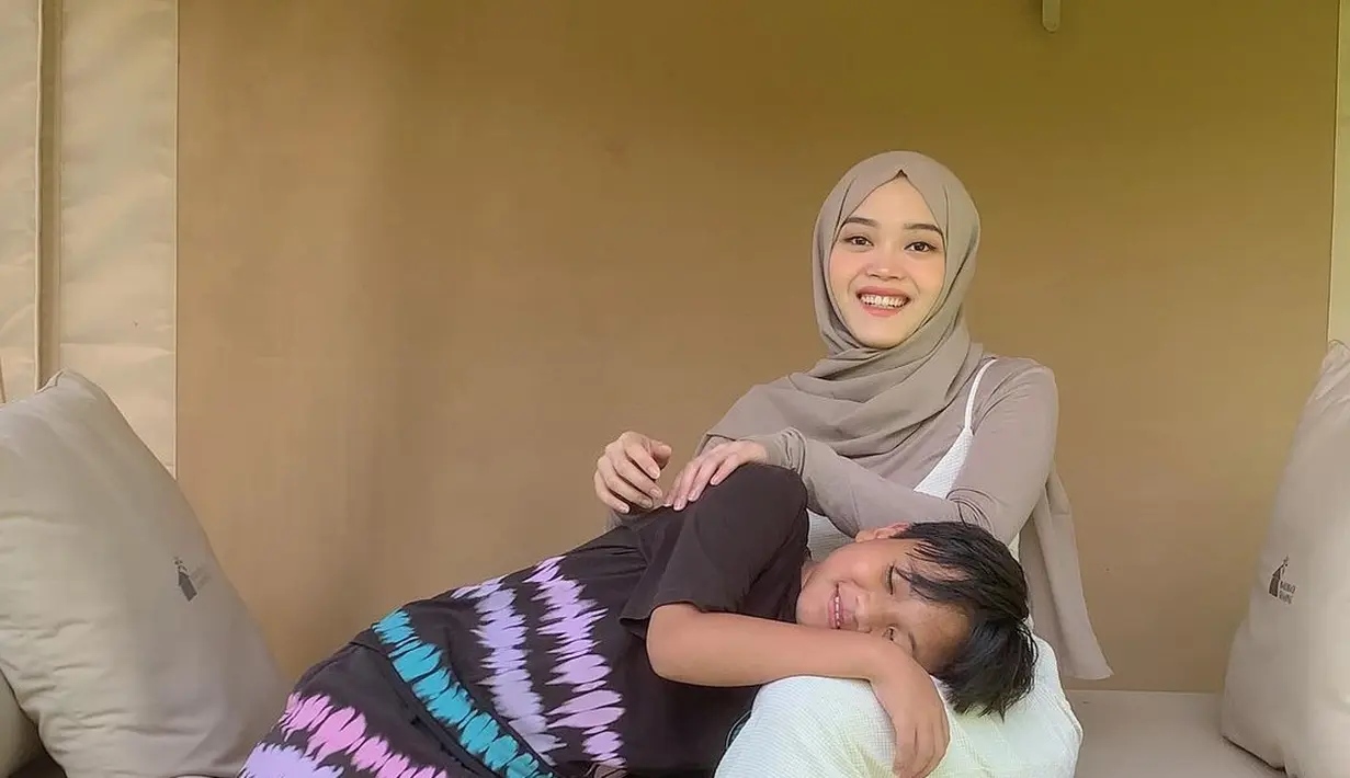 “Ketika semua orang mencoba menjatuhkanmu, temukan satu alasan untuk terus naik. Ingatlah hal-hal yang membuatmu kuat,” tulis Putri Delina sebagai status teks, 11 Agustus 2022. “Setiap kali Anda mulai meragukan diri sendiri, ingatlah mereka yang selama ini meyakini Anda,” ia menambahkan. Lebih dari 55 ribu orang mengirim tanda hati untuk unggahan ini. (Foto: Dok. Instagram @putridelinaa)