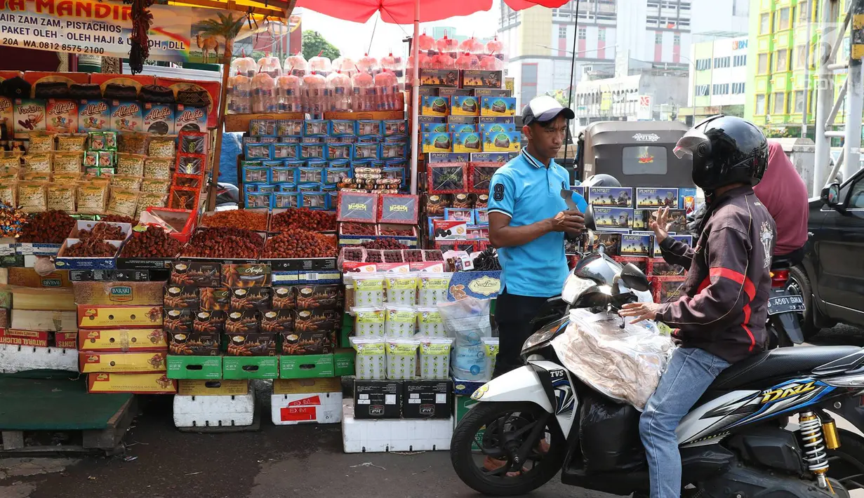 Penjual kurma melayani pembeli di kawasan Tanah Abang, Jakarta, Selasa (6/6). Selama bulan Ramadan, penjualan kurma di kawasan tersebut meningkat 30%, yang dihargai Rp35ribu - Rp350ribu perkilogram. (Liputan6.com/Immanuel Antonius)